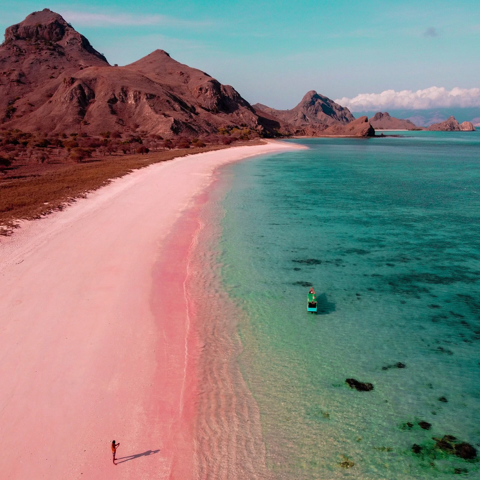 Rosa Sand und türkisfarbenes Wasser am Pink Beach auf Padar