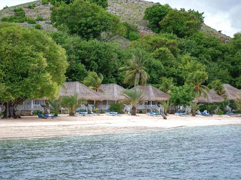 Strand beim Sudamala Resort auf Seraya Kecil